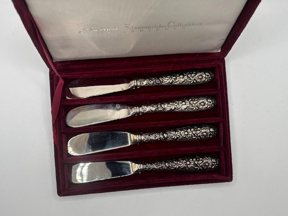 4 GODINGER Silver Floral Repousse Cheese Spreader Knives 5.5 in. in Velvet Case